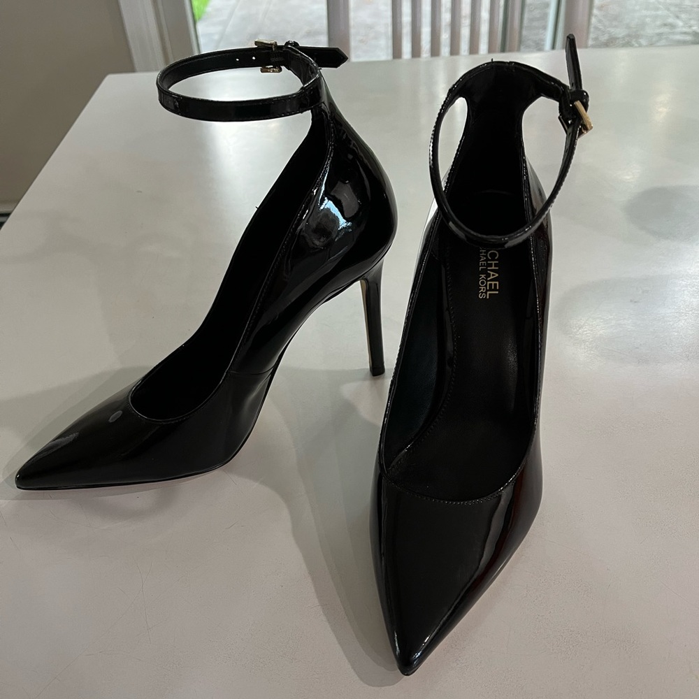 NWOT Michael Kors black patent leather pointed toe pumps w/ankle strap size 6